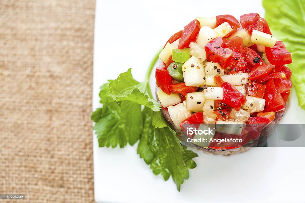 Tartare di tonno crudo con verdure e Spelt - Foto stock royalty-free di Alimentazione sana