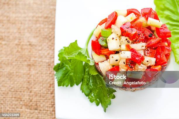 Tartare Di Tonno Crudo Con Verdure E Spelt - Fotografie stock e altre immagini di Alimentazione sana - Alimentazione sana, Antipasto, Cena