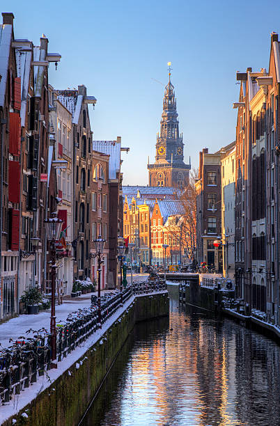 Oudezijdskolk Old Church Winter cityscape of the Oudezijds kolk in Amsterdam, the Netherlands, with the Oude Kerk (old church, 1213) in the background. HDR wellen stock pictures, royalty-free photos & images