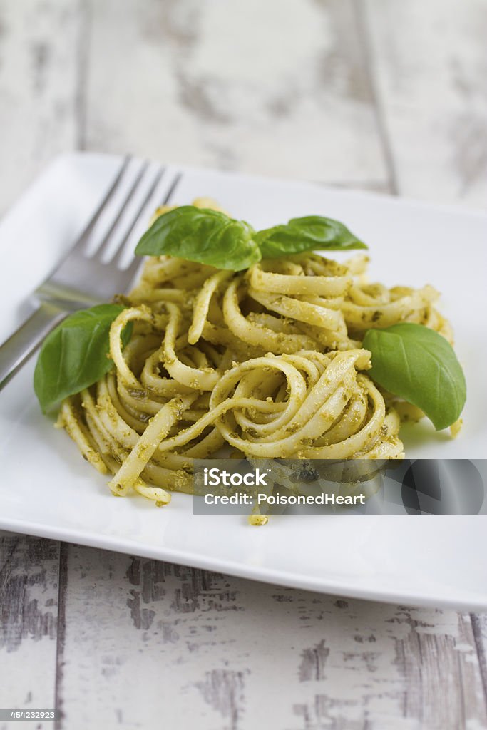 Spaghetti mit Pesto und Basilikum - Lizenzfrei Basilikum Stock-Foto