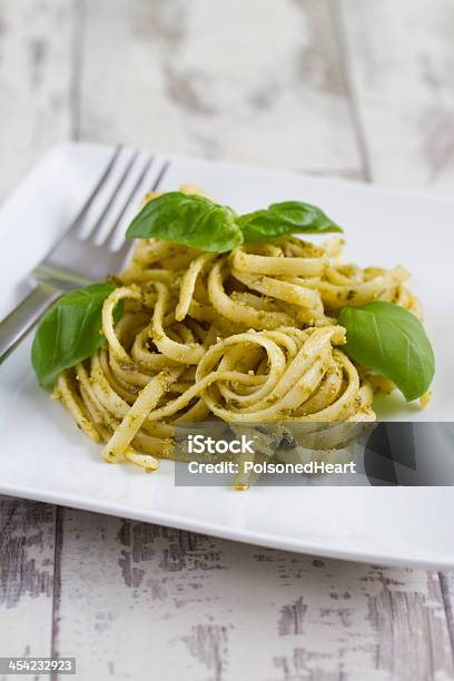 Spaghetti Mit Pesto Und Basilikum Stockfoto und mehr Bilder von Basilikum - Basilikum, Fotografie, Gemüse