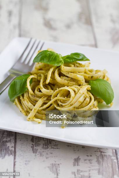 Foto de Espaguete Com Molho Pesto E Manjericão e mais fotos de stock de Alho - Alho, Alimentação Saudável, Branco