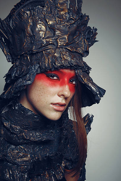 Porträt der schönen Frau mit Metall-Kopfbedeckung und roten make-up – Foto