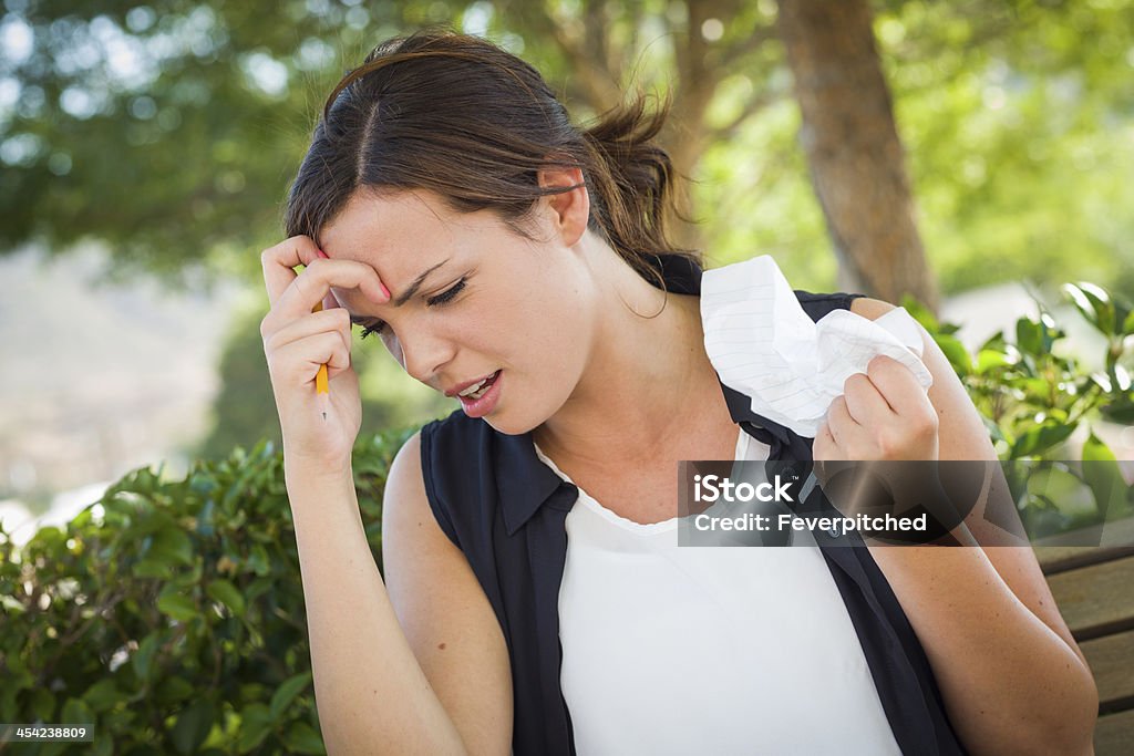 Verärgert Junge Frau mit Bleistift und Faltig Papier in der Hand. - Lizenzfrei Abgeschiedenheit Stock-Foto