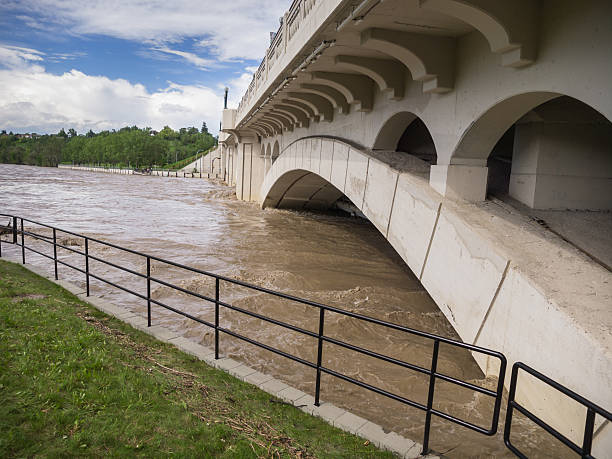 ponte luminoso centro - calgary flood alberta natural disaster foto e immagini stock