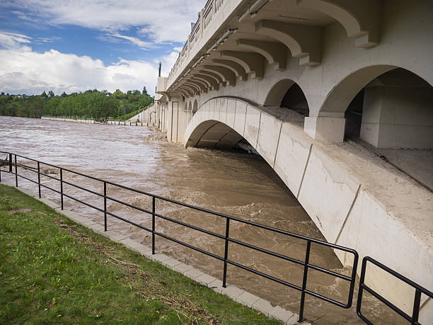 estação do centro da cidade inundada ponte - calgary bridge flood alberta imagens e fotografias de stock