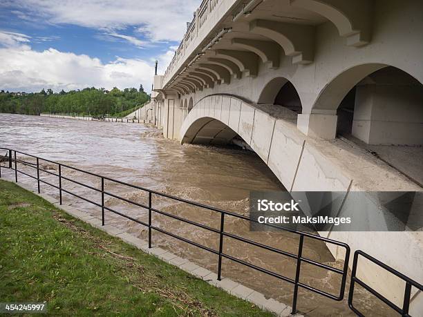 Estação Do Centro Da Cidade Inundada Ponte - Fotografias de stock e mais imagens de Calgary - Calgary, Enchente, Centro da Cidade