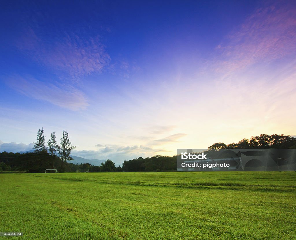 Por la mañana, el estadio de fútbol con sunrise - Foto de stock de Campo - Lugar deportivo libre de derechos