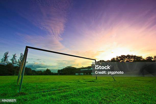 Estádio De Futebol De Manhã Com O Nascer Do Sol - Fotografias de stock e mais imagens de Abstrato - Abstrato, Ajardinado, Anoitecer