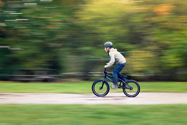 faire du vélo dans le parc - ten speed bicycle photos et images de collection