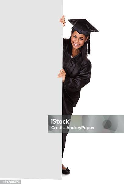 Graduação Mulher Segurando Placa De Manifestação - Fotografias de stock e mais imagens de Formatura - Formatura, Quadro Negro, Segurar