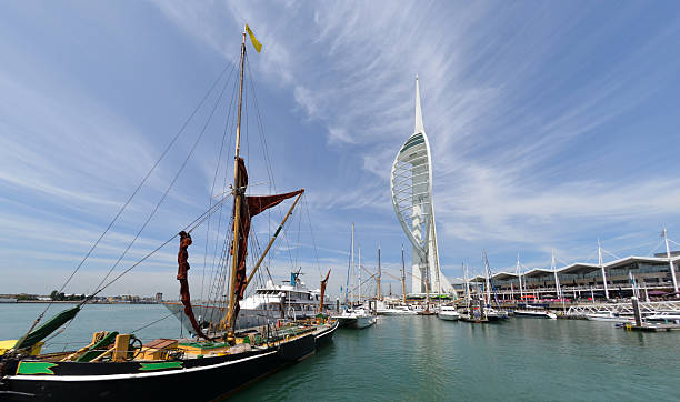 spinaker tower & portsmouth harbour - hampshire zdjęcia i obrazy z banku zdjęć