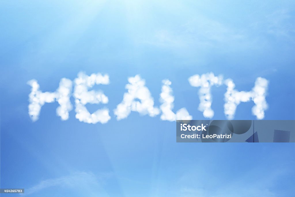 Salud texto escrito en el cielo nublado - Foto de stock de Aire libre libre de derechos