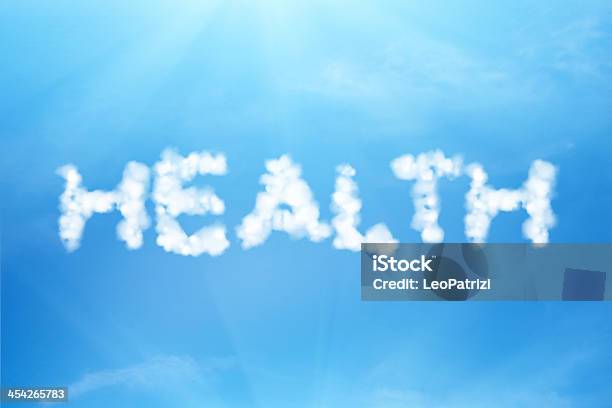 Salud Texto Escrito En El Cielo Nublado Foto de stock y más banco de imágenes de Aire libre - Aire libre, Asistencia sanitaria y medicina, Azul