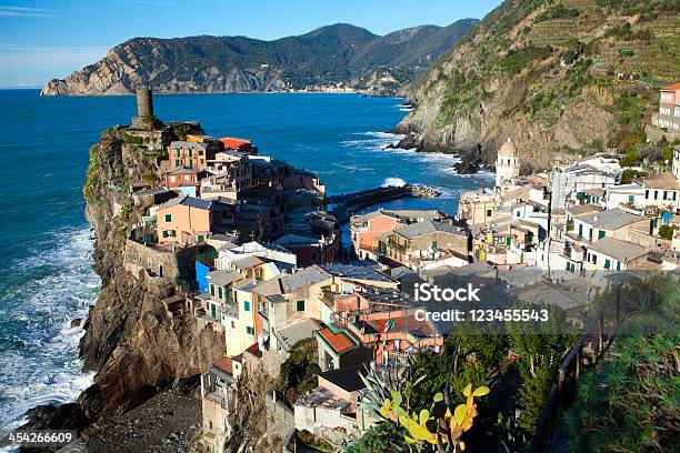 Vernazza Outcropping Cinque Terra Italia Foto de stock y más banco de imágenes de Agua - Agua, Aire libre, Aldea