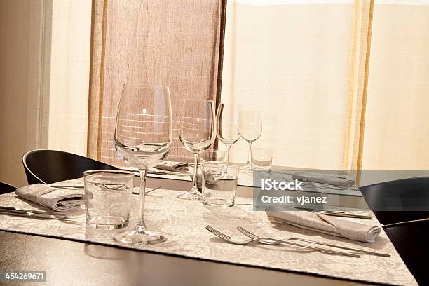Restaurant Stockfoto und mehr Bilder von Alkoholisches Getränk - Alkoholisches Getränk, Architektur, Bildhintergrund