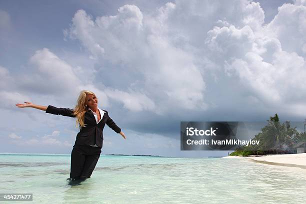 Photo libre de droit de Heureuse Femme Daffaires Sur La Côte De Locéan banque d'images et plus d'images libres de droit de Adulte - Adulte, Affaires, Affaires d'entreprise