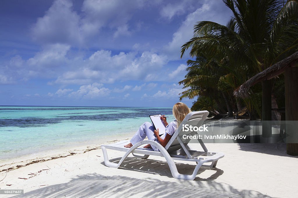 tropical donna d'affari con vuoto carta - Foto stock royalty-free di Acqua