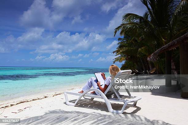 Tropical Donna Daffari Con Vuoto Carta - Fotografie stock e altre immagini di Acqua - Acqua, Adulto, Affari