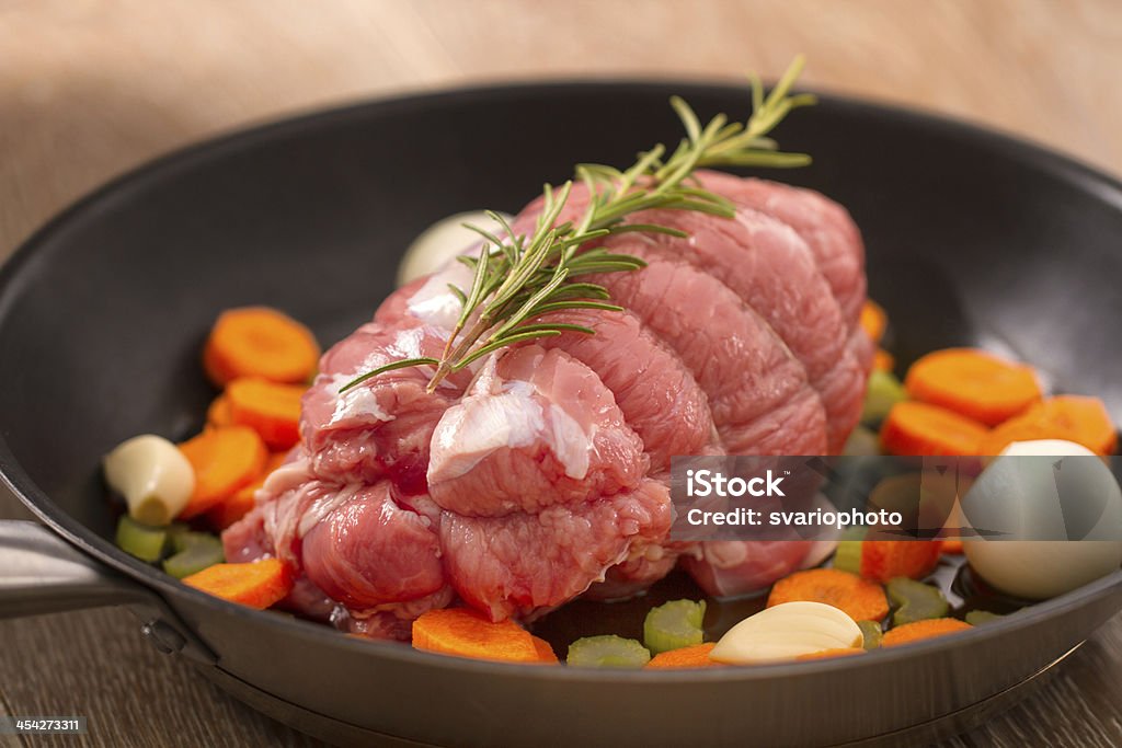 Rôti de bœuf cru dans la poêle - Photo de Rôti braisé libre de droits