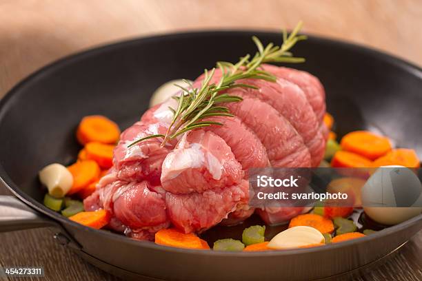 Surowe Wołowe Duszone W Panie - zdjęcia stockowe i więcej obrazów Mięso duszone - Mięso duszone, Barbecue, Bez ludzi