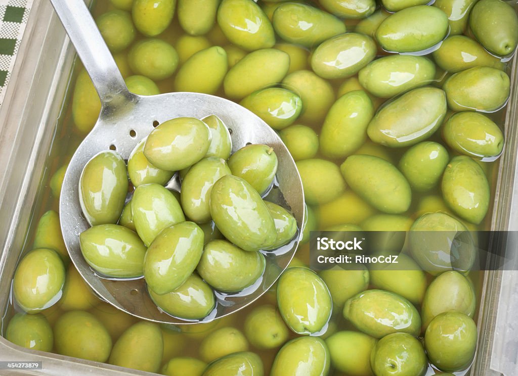 Grüne Oliven mit Kelle-Küchenutensil - Lizenzfrei Antioxidationsmittel Stock-Foto
