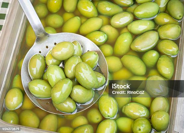 Photo libre de droit de Olives Vertes Avec Louche banque d'images et plus d'images libres de droit de Aliment - Aliment, Antioxydant, Couleur verte