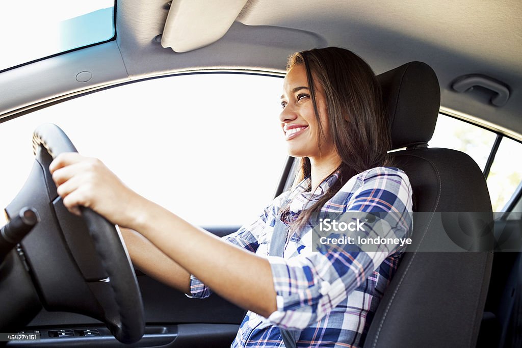 Heureux jeunes filles conduite voiture - Photo de Conduire libre de droits