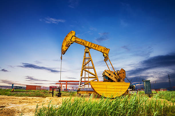 pompy oleju - oil industry oil field freight transportation oil rig zdjęcia i obrazy z banku zdjęć