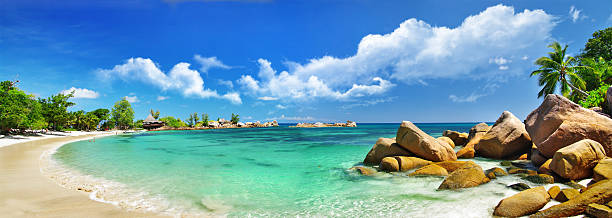 panorama da praia tropical - seychelles sea lagoon tropical climate - fotografias e filmes do acervo