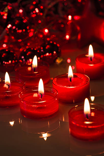 Rosso bruciando candele - foto stock