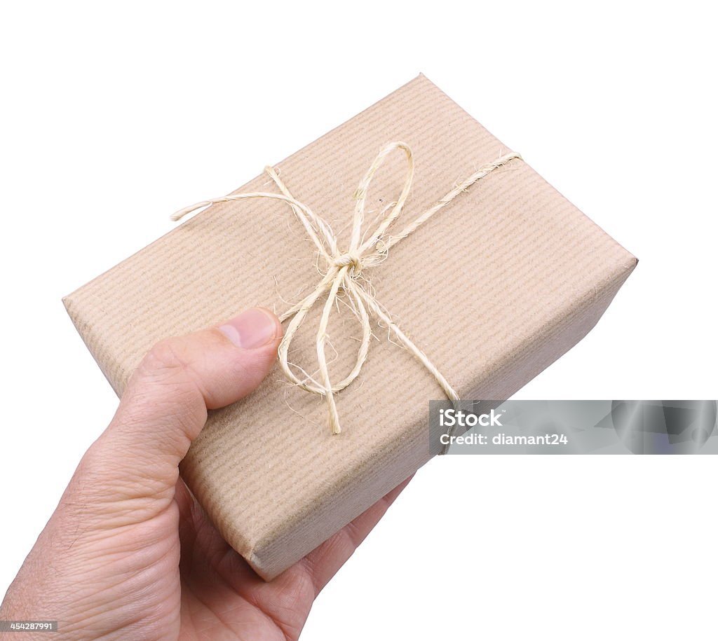 小包にくるまる茶色の紙の男性の手の絶縁 - Sendのロイヤリティフリーストックフォト