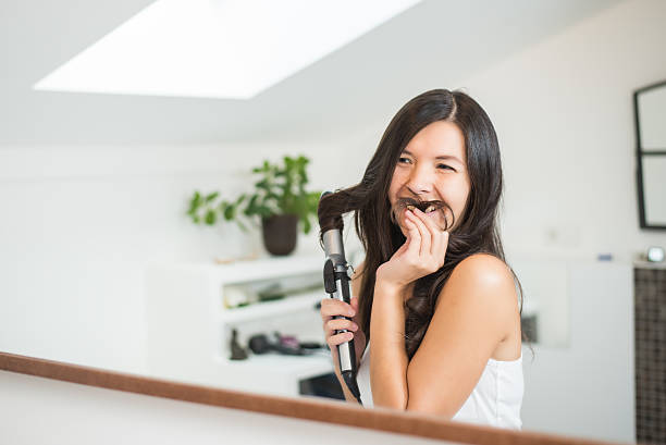 mulher de estilo de cabelo fazer uma soberba o bigode - pretense - fotografias e filmes do acervo