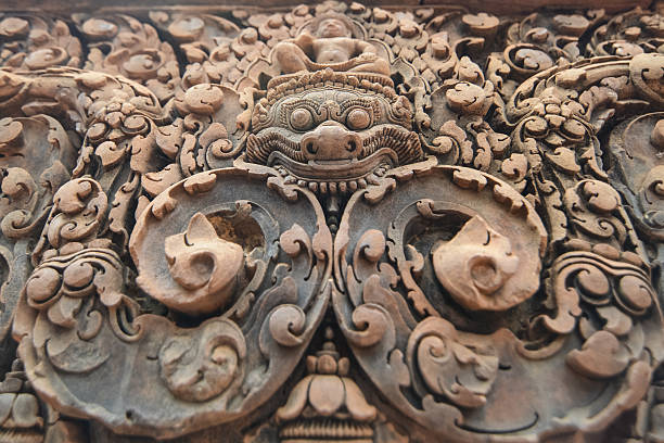 leone pressacavi rovine del tempio di banteay srei - carving cambodia decoration thailand foto e immagini stock