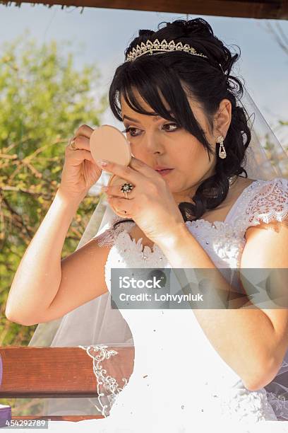 Joven Novia Está Haciendo Para Maquillarse Foto de stock y más banco de imágenes de Adulto - Adulto, Belleza, Boda