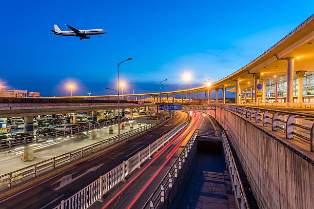 t3 terminal del aeropuerto internacional de pekín de noche - beijing traffic land vehicle city street fotografías e imágenes de stock