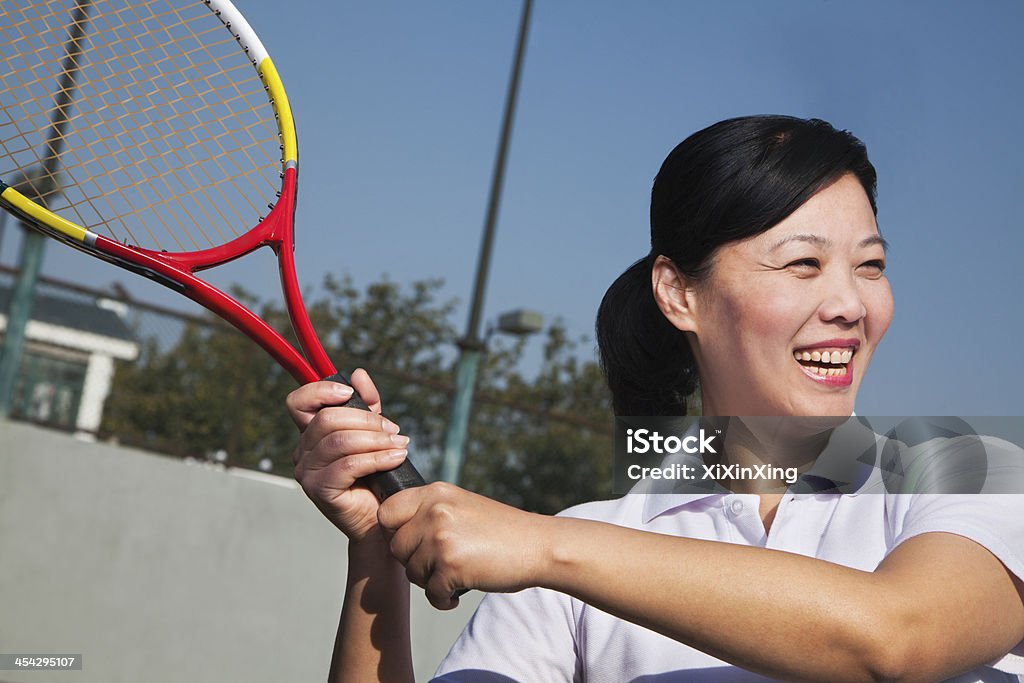 Mujer madura jugando al tenis, retrato - Foto de stock de 40-44 años libre de derechos