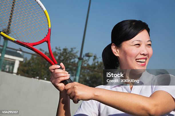 Mujer Madura Jugando Al Tenis Retrato Foto de stock y más banco de imágenes de 40-44 años - 40-44 años, Actividad, Actividad de fin de semana