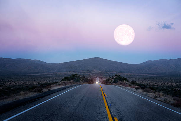 moonrise の孤独な砂漠道 - desert road road highway california ストックフォトと画像