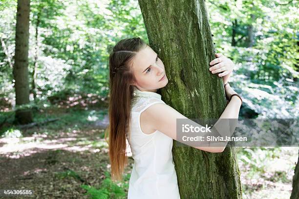 Nastoletnie Dziewczyny W Lesie Obejmować Tree - zdjęcia stockowe i więcej obrazów 16-17 lat - 16-17 lat, Beżowy, Brązowe włosy