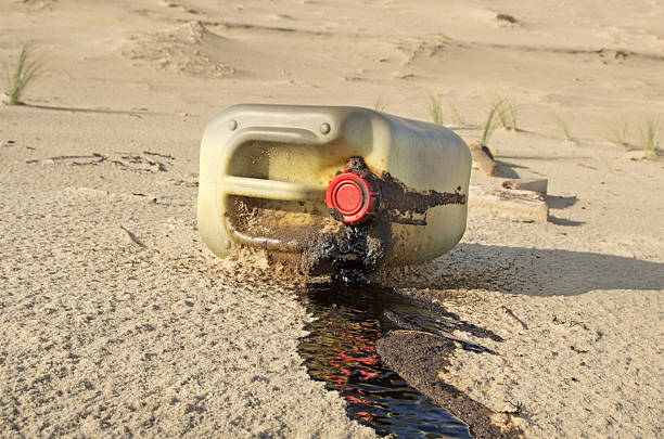 praia de poluição - oil slick pouring chemical oil - fotografias e filmes do acervo