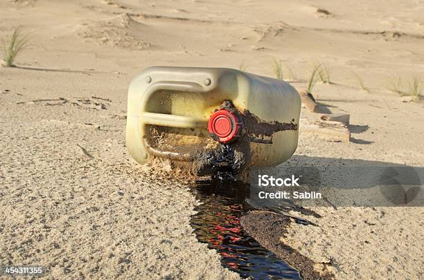 Foto de Praia De Poluição e mais fotos de stock de Óleo de motor - Óleo de motor, Óleo, Praia