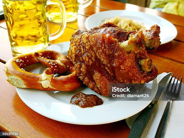 Grelhado De Porco Com Doce Mostarda Pretzels E Cerveja - Fotografias de stock e mais imagens de Articulação - Mão Humana