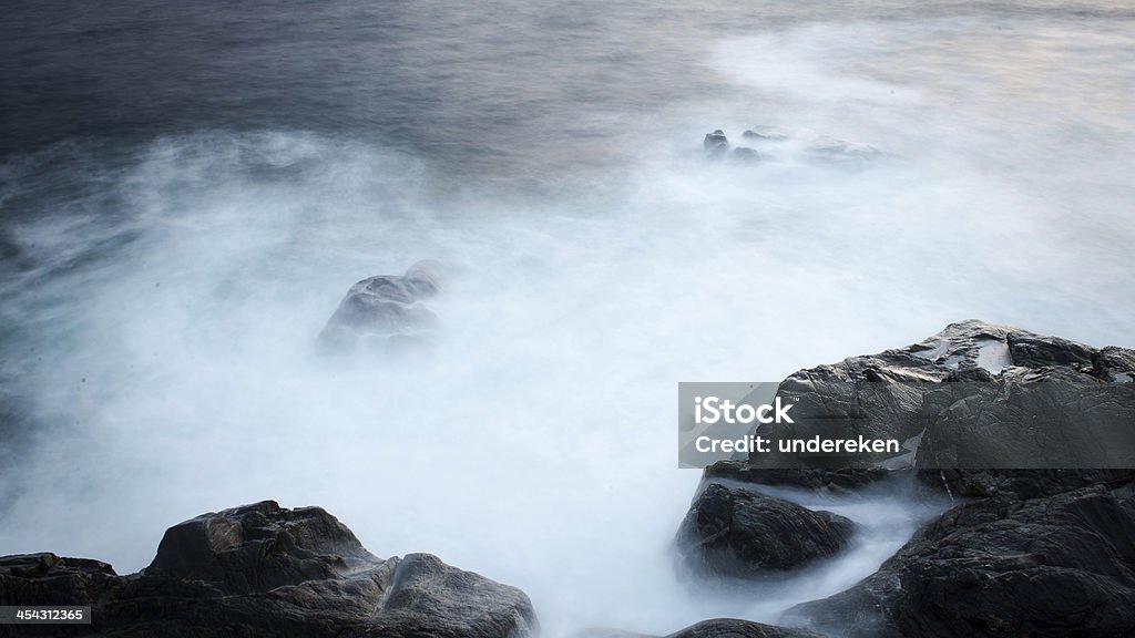 Ondas contra cliff - Foto de stock de Arrebentação royalty-free