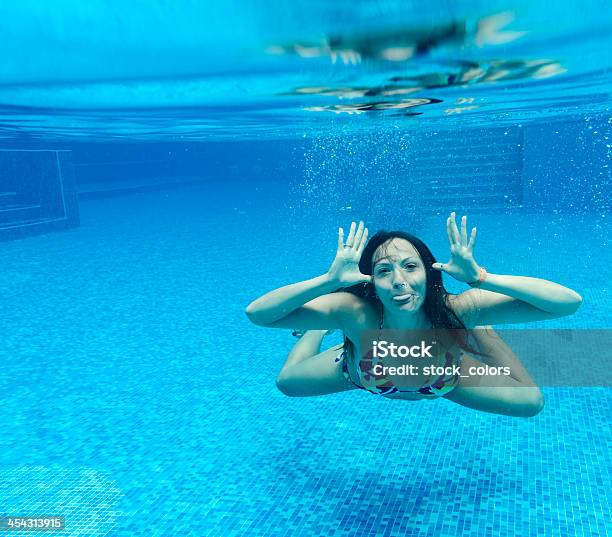 Mujer Hacer Muecas Submarino Foto de stock y más banco de imágenes de 25-29 años - 25-29 años, Actividad, Actividades y técnicas de relajación