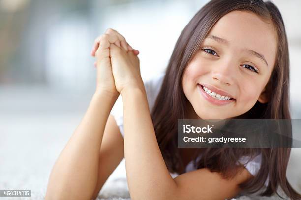 Jej Szczęście Świeci Przez - zdjęcia stockowe i więcej obrazów 10-11 lat - 10-11 lat, 8 - 9 lat, Adolescencja