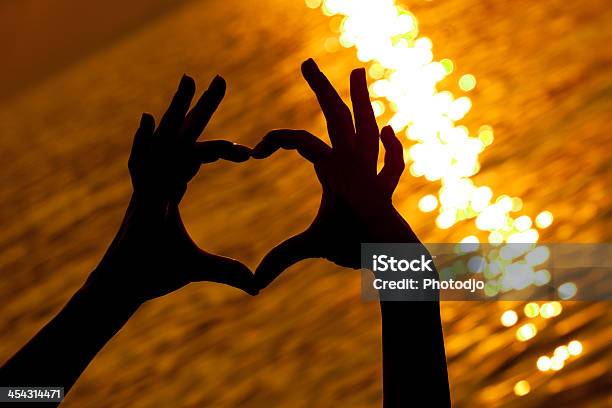 Silhouette A Forma Di Cuore - Fotografie stock e altre immagini di Adulto - Adulto, Ambientazione esterna, Amore