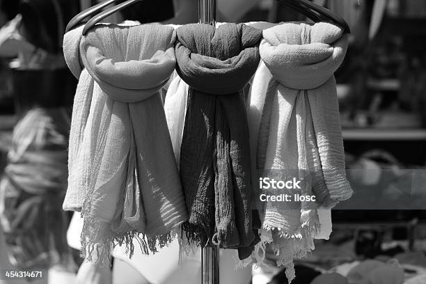 Schal In Einem Marktstand Stockfoto und mehr Bilder von Baumwolle - Baumwolle, Einzelhandel - Öffentliches Gebäude, Fotografie