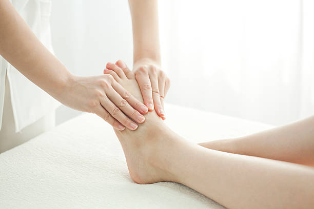 istock The esthetician who massages a foot 454314875
