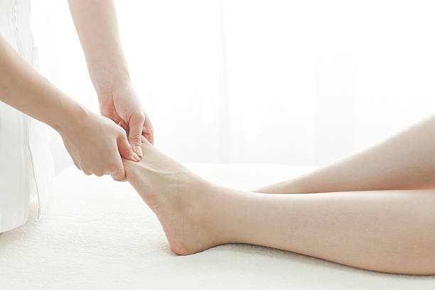 istock The esthetician who massages a foot 454314887